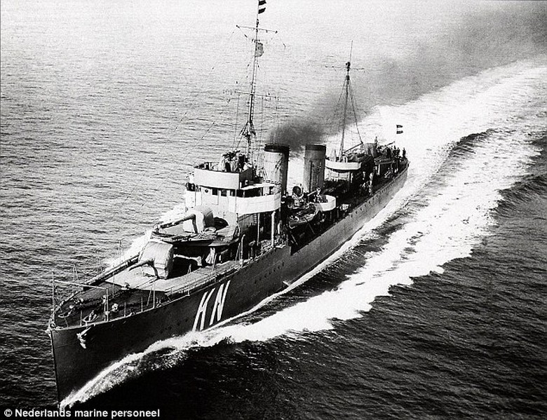 Ilustrasi: Salah satu kapal perang Belanda yang tenggelam pada Pertempuran Laut Jawa 1942, tenggelam saat menghadang invasi Jepang ke Pulau Jawa. (Royal Navy Official Photographer)